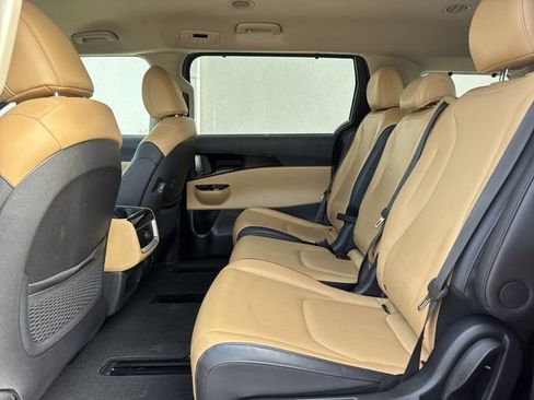 Used 2024 Kia Carnival EX FWD image 9