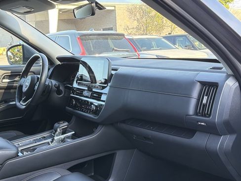 Used 2025 Nissan Pathfinder SL FWD image 21