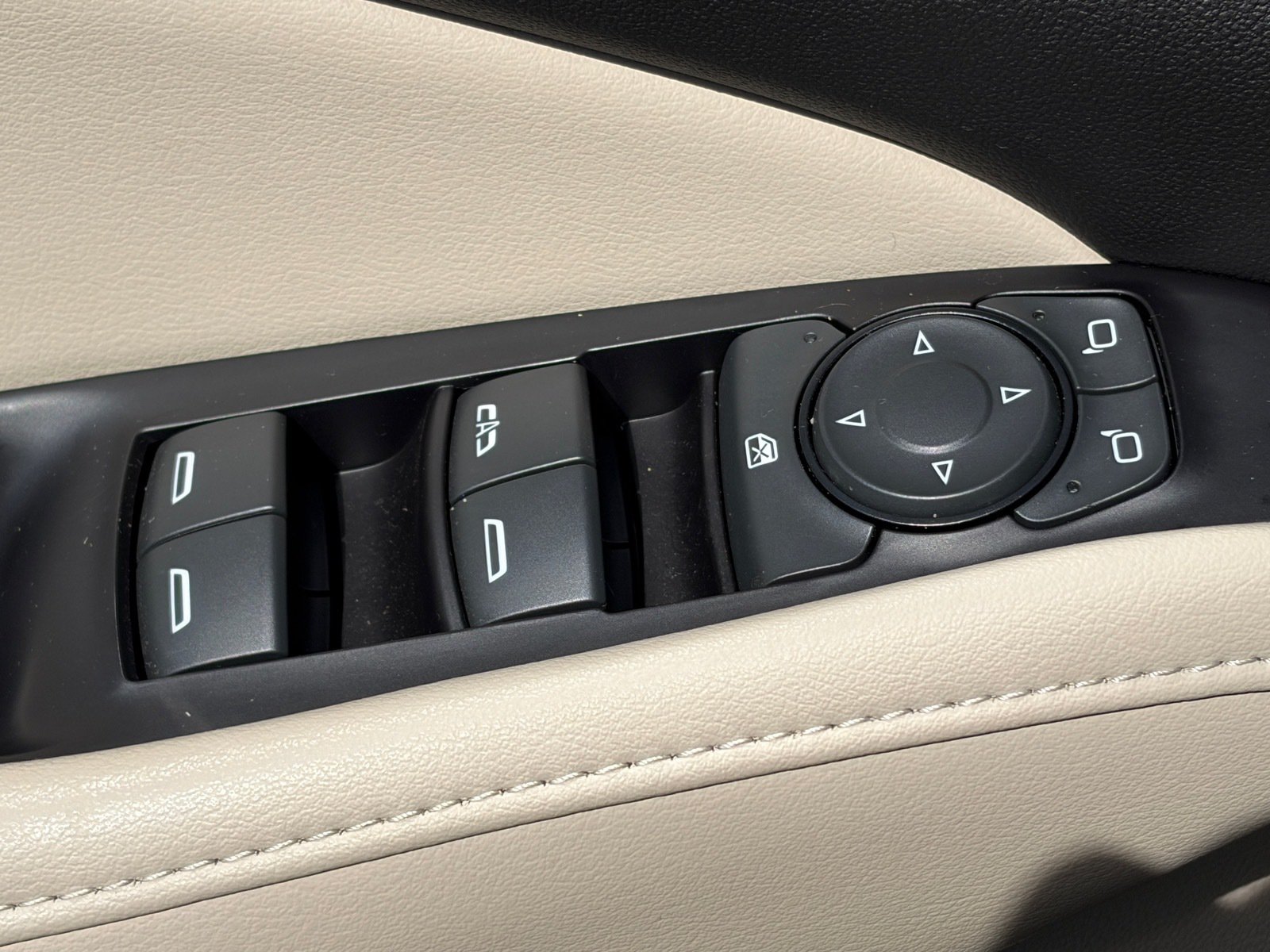 Used 2020 Buick Enclave Essence w/ Sound and Sites Package FWD image 17