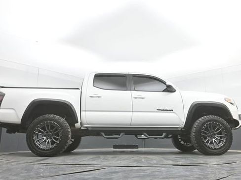 Used 2019 Toyota Tacoma TRD Off-Road w/ Technology Package AWD/4WD image 46