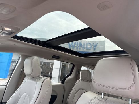 Used 2020 Chrysler Pacifica Limited image 21