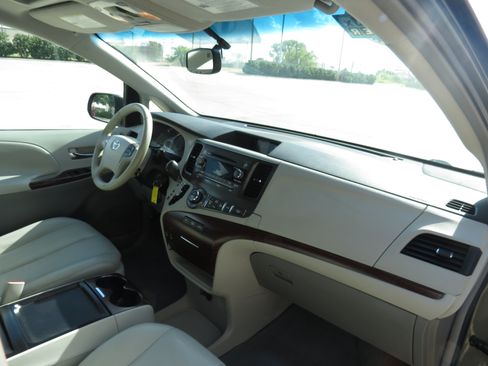 Used 2011 Toyota Sienna XLE FWD image 29