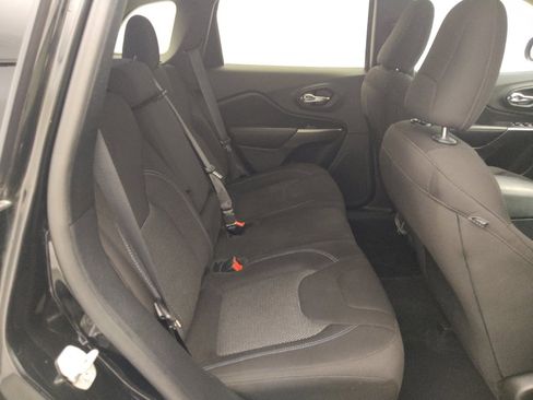 Used 2019 Jeep Cherokee Latitude w/ Popular Appearance Group image 19