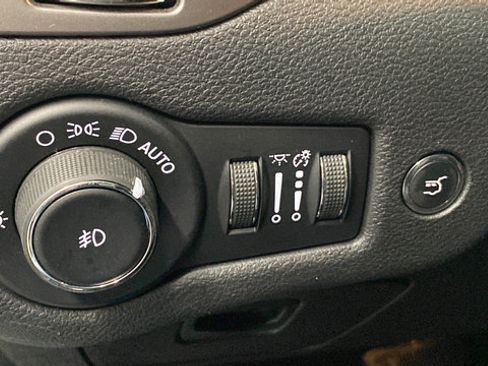 Used 2019 Jeep Cherokee Limited w/ Technology Group AWD/4WD image 30