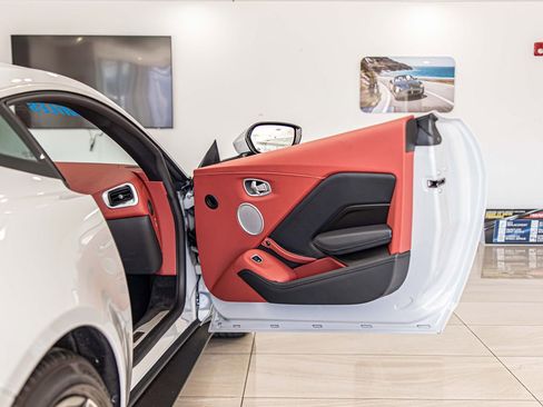 Used 2023 Aston Martin V8 Vantage Coupe image 30