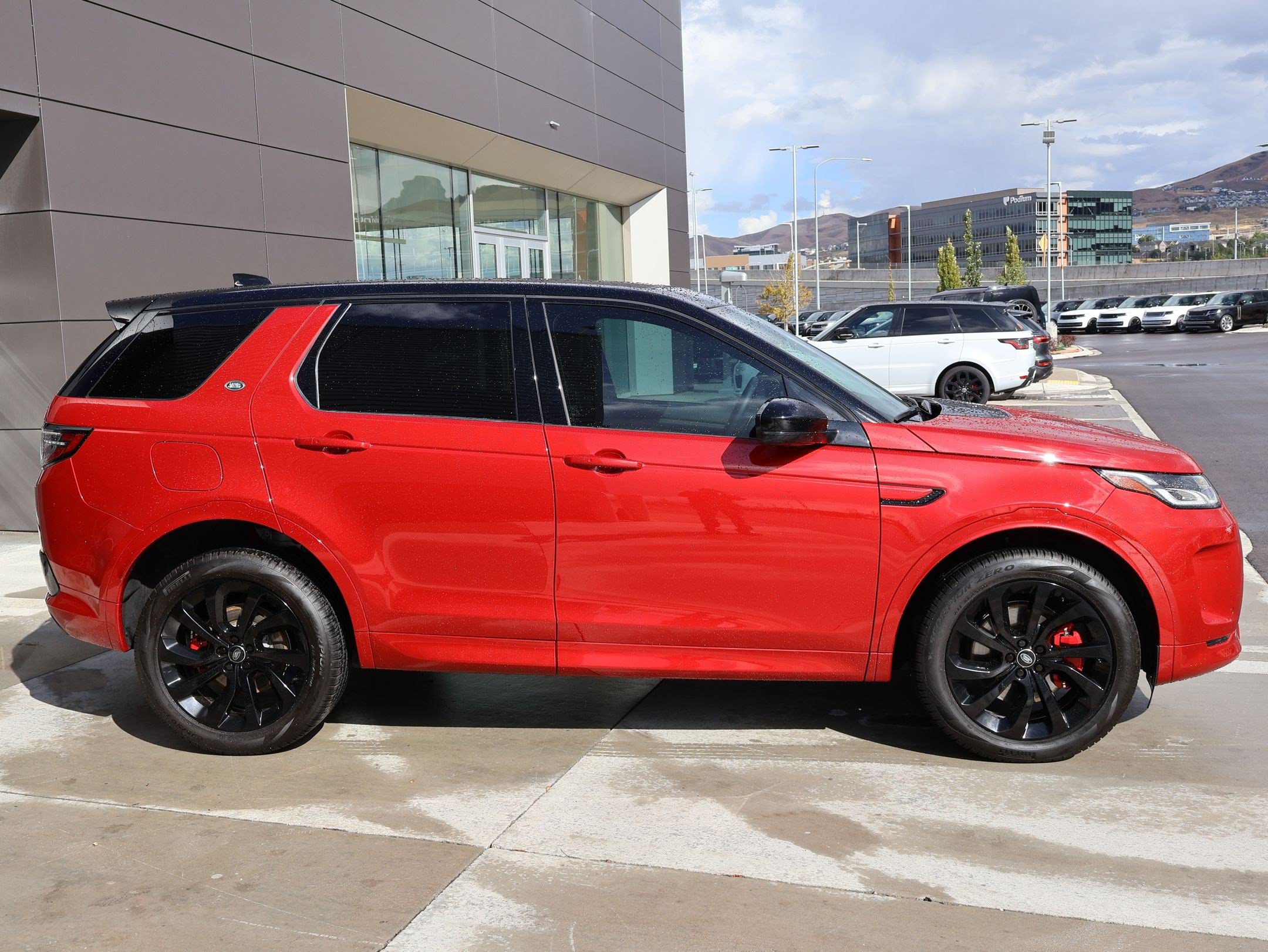 Used 2023 Land Rover Discovery Sport SE R-Dynamic AWD/4WD image 5