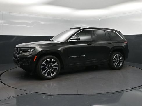 Used 2024 Jeep Grand Cherokee Overland w/ Luxury Tech Group IV AWD/4WD image 3