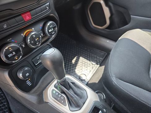 Used 2016 Jeep Renegade Latitude w/ Popular Equipment Group AWD/4WD image 27