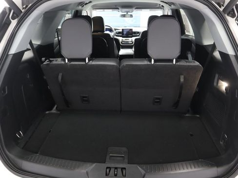 Used 2023 Ford Explorer XLT w/ Equipment Group 202A AWD/4WD image 17