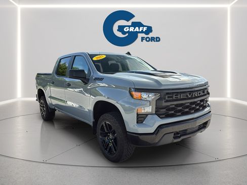Used 2025 Chevrolet Silverado 1500 Custom Trail Boss w/ Dark Appearance Package AWD/4WD image 3