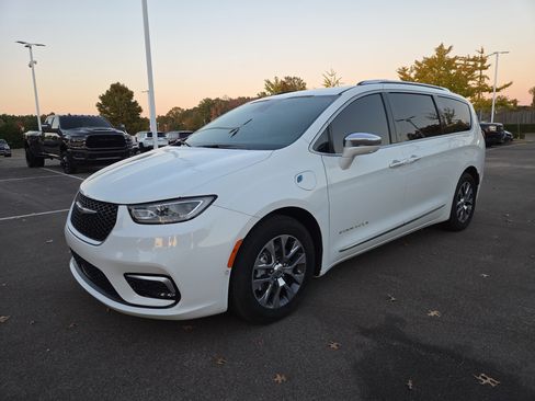 Used 2022 Chrysler Pacifica Pinnacle image 1