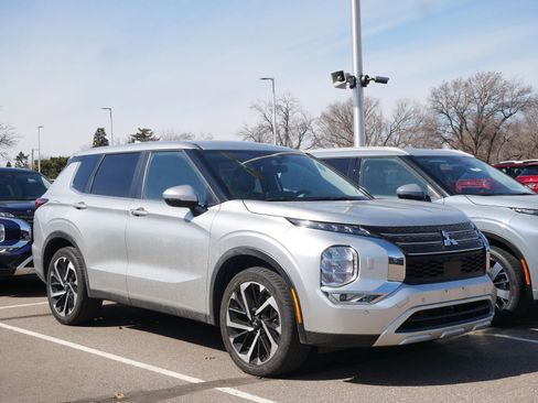Used 2024 Mitsubishi Outlander 4WD Plug-In Hybrid image 3
