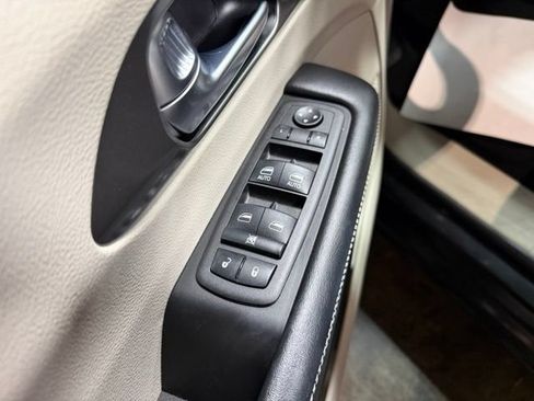 Used 2023 Chrysler Pacifica Touring-L FWD image 13
