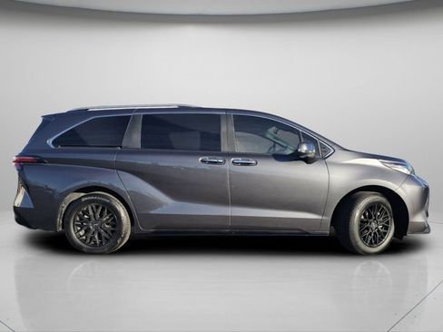 Used 2025 Toyota Sienna Limited image 11