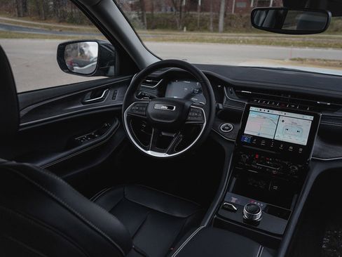 New 2025 Jeep Grand Cherokee Limited image 13