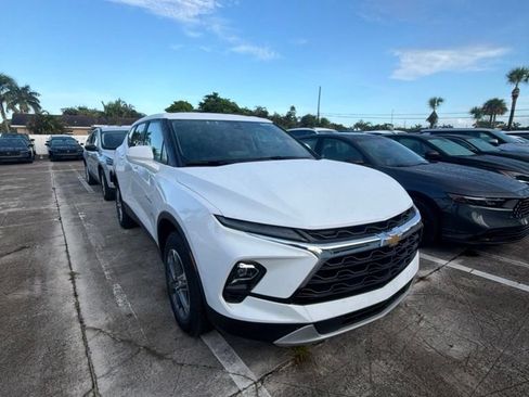 Used 2025 Chevrolet Blazer LT FWD image 3