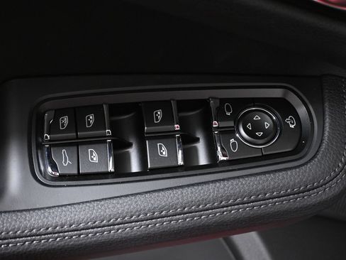 Used 2026 Porsche Macan AWD/4WD image 33