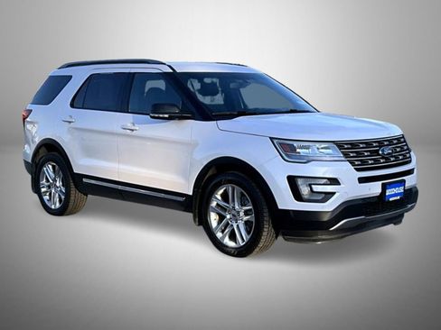 Used 2017 Ford Explorer XLT w/ Equipment Group 202A AWD/4WD image 3