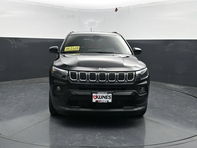 Used 2024 Jeep Compass Latitude AWD/4WD image 2