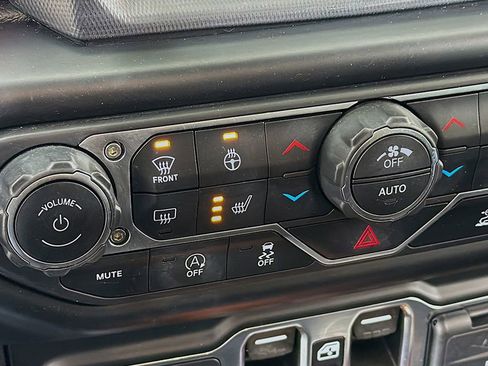 Used 2022 Jeep Wrangler Unlimited Rubicon w/ Cold Weather Group image 36