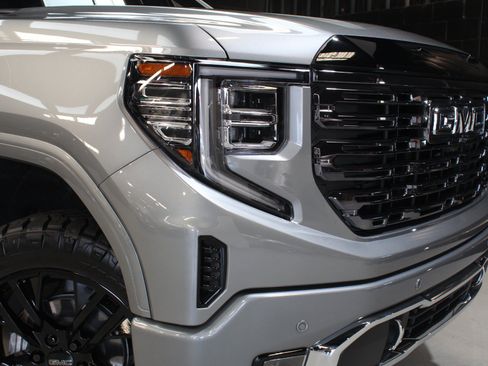 Used 2026 GMC Sierra 1500 Denali Ultimate w/ LPO, Black Badging Package AWD/4WD image 11