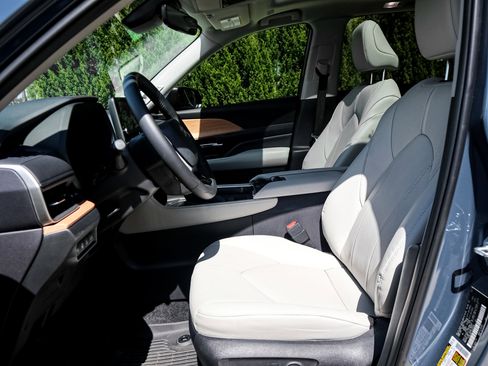 Used 2025 Toyota Grand Highlander AWD Hybrid image 17