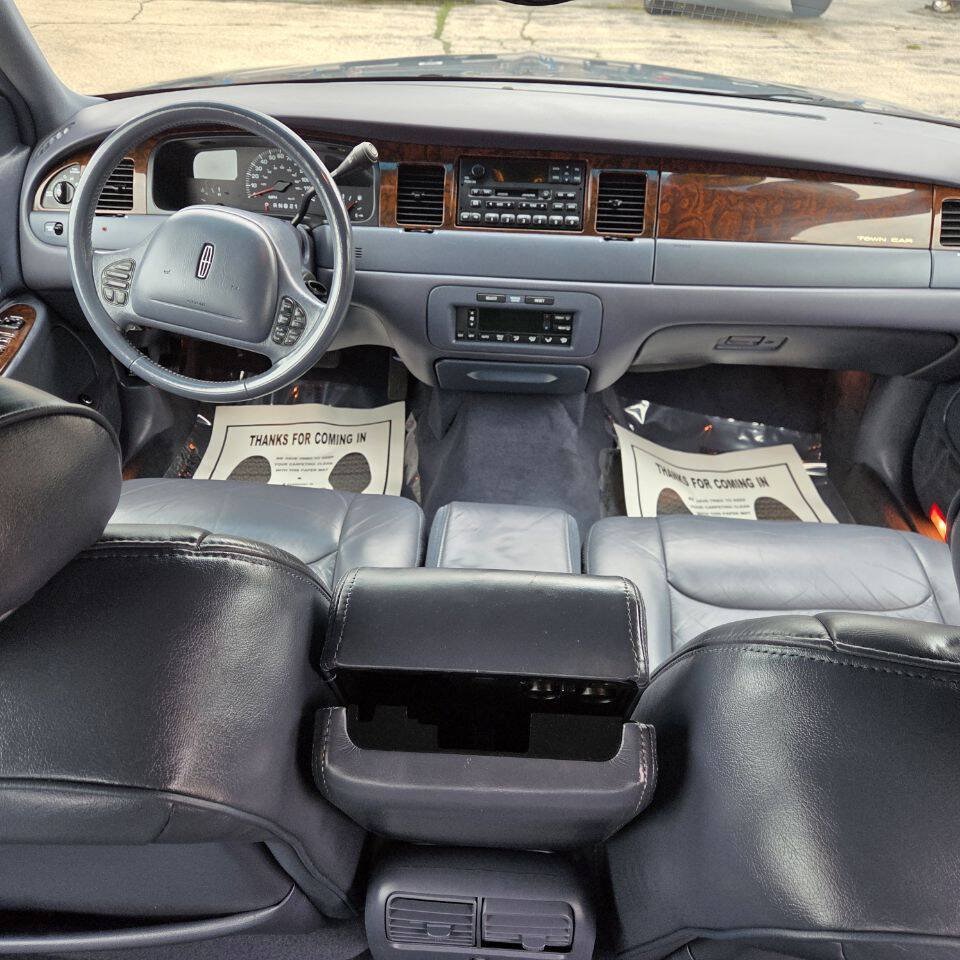 Used 2000 Lincoln Town Car Signature RWD image 19