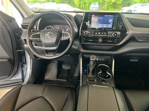 Used 2022 Toyota Highlander XLE AWD/4WD image 18
