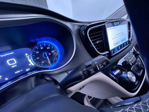 Used 2024 Chrysler Pacifica Touring-L image 19