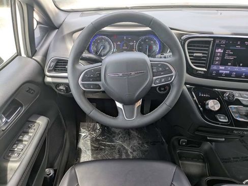 Used 2025 Chrysler Pacifica Select FWD image 14