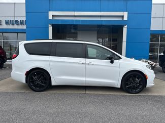 Used 2025 Chrysler Pacifica Limited video 2