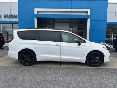 Used 2025 Chrysler Pacifica Limited image 2