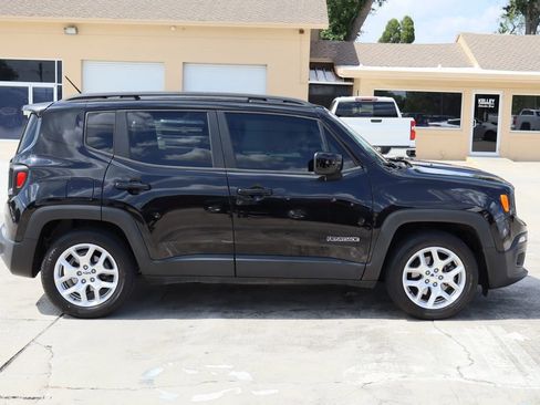 Used 2017 Jeep Renegade Latitude FWD image 10