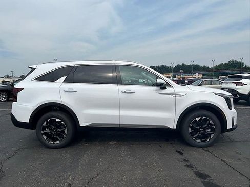 New 2025 Kia Sorento S image 3