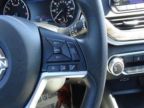 Used 2025 Nissan Altima 2.5 SV FWD image 21
