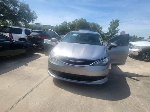Used 2017 Chrysler Pacifica Touring w/ Tire & Wheel Group FWD image 96