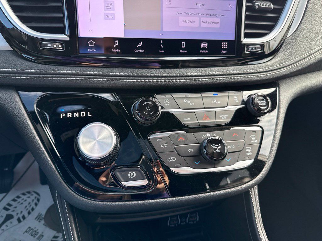 Used 2025 Chrysler Pacifica Limited FWD image 35