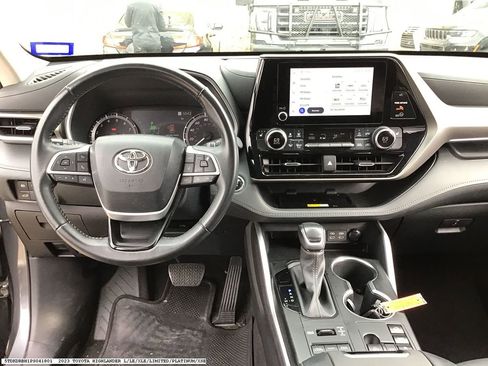 Used 2023 Toyota Highlander XLE image 10