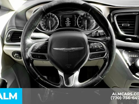 Used 2019 Chrysler Pacifica Touring-L image 31