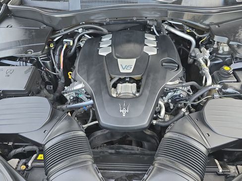 Used 2018 Maserati Levante Base image 35
