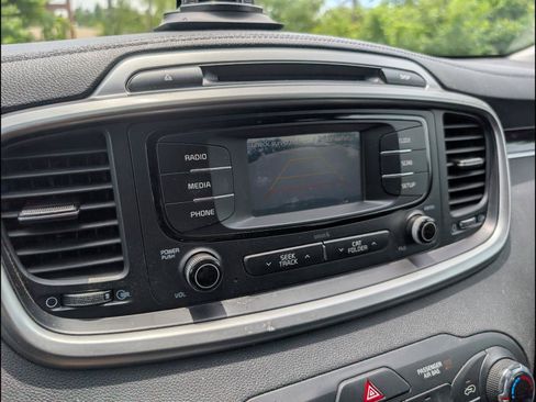 Used 2016 Kia Sorento FWD image 11