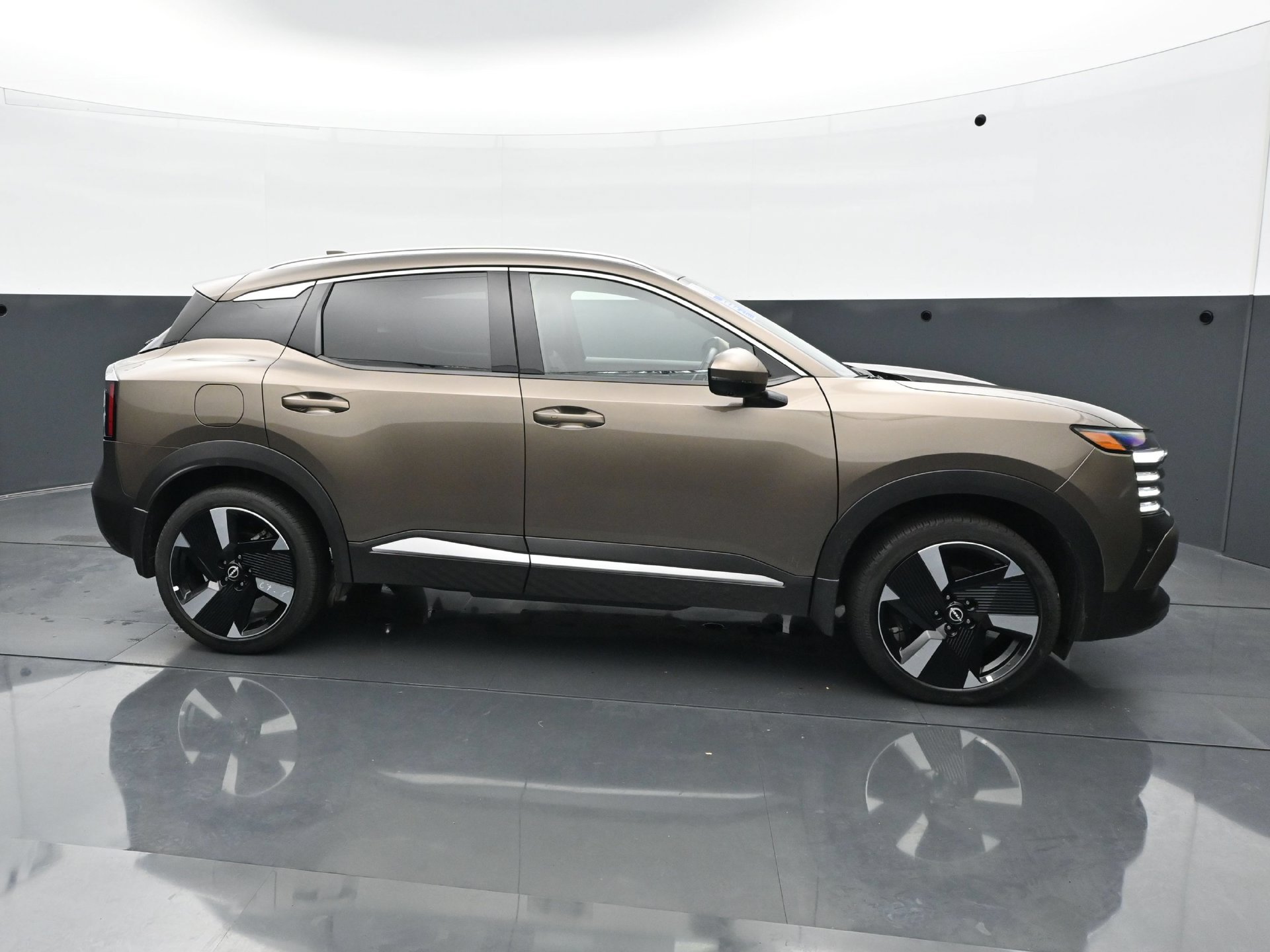 Used 2025 Nissan Kicks SR w/ SR Premium Package AWD/4WD image 8