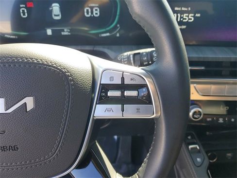 Used 2025 Kia Telluride EX w/ EX Captain's Chair Package image 17