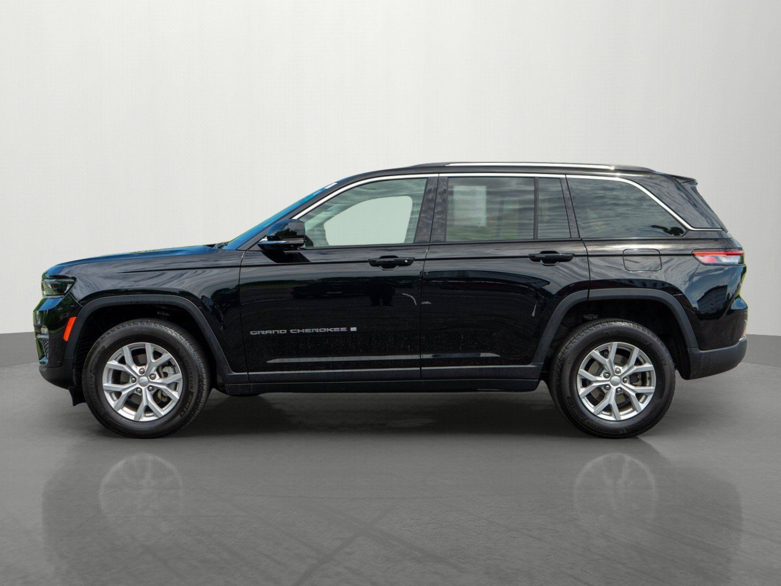 Used 2023 Jeep Grand Cherokee Limited w/ Luxury Tech Group II AWD/4WD image 4