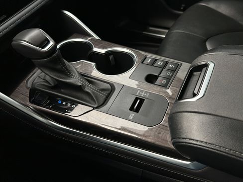 Used 2024 Toyota Highlander Platinum image 18