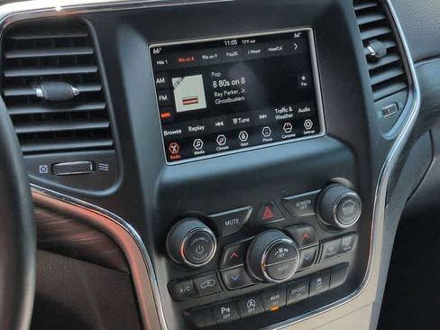 Used 2019 Jeep Grand Cherokee Laredo AWD/4WD image 26