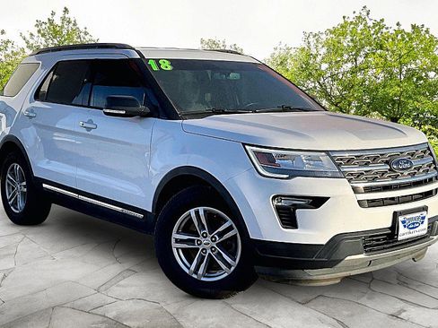 Used 2018 Ford Explorer XLT w/ Equipment Group 201A image 3