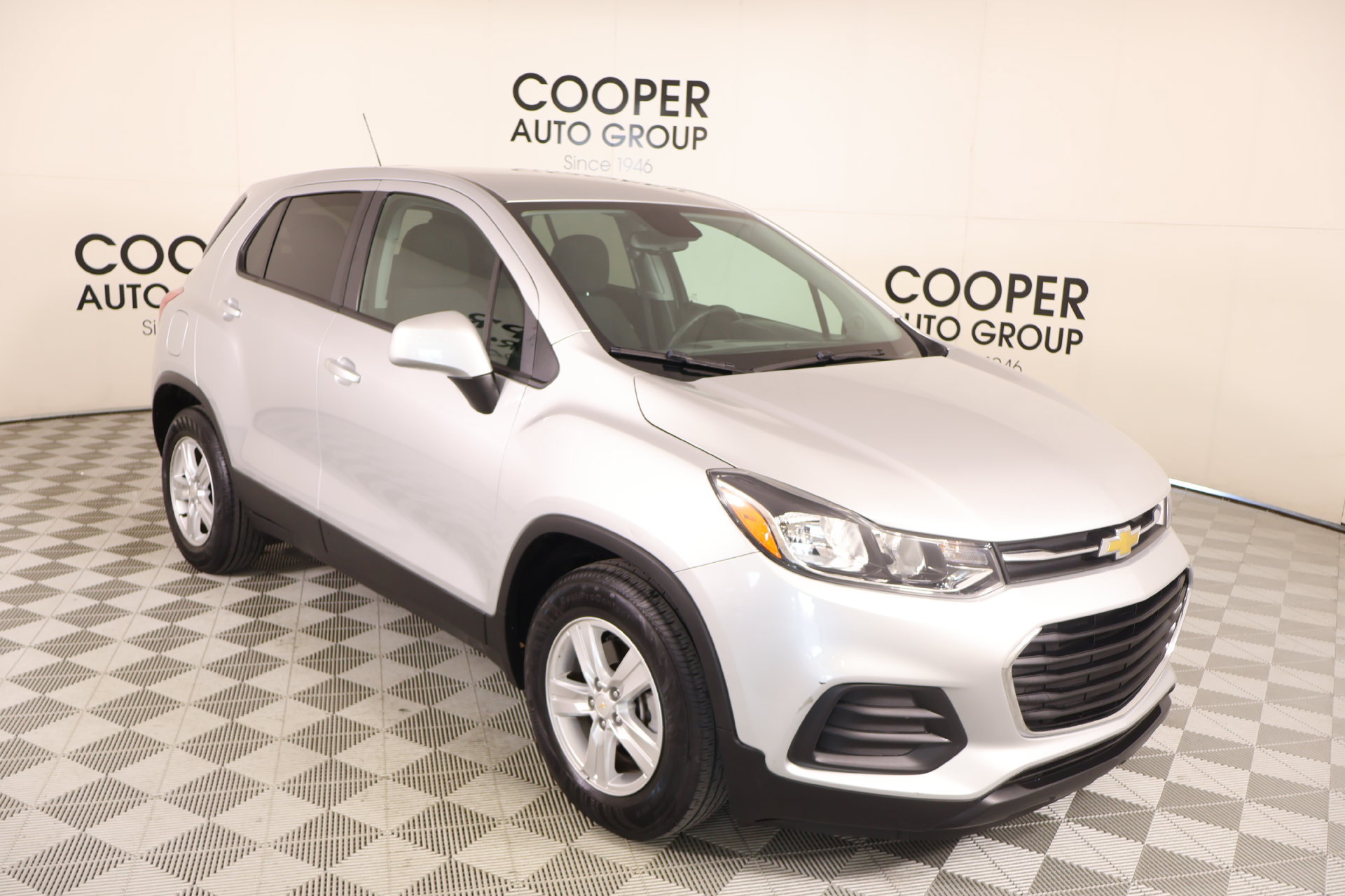 Used 2022 Chevrolet Trax LS w/ Tint and Cruise Package FWD image 1
