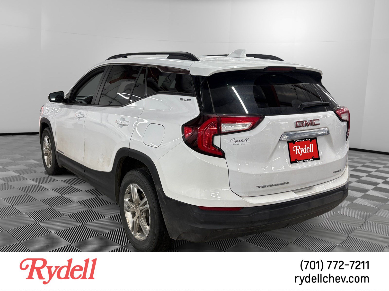 Used 2022 GMC Terrain SLE w/ Driver Convenience Package AWD/4WD image 2