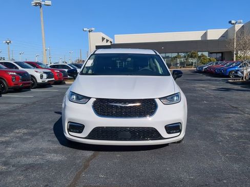 Used 2024 Chrysler Pacifica Touring-L image 3